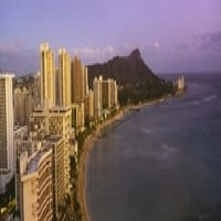 Pogled iz visokog kuta na zgrade na rivi, plaža Vaikiki, Honolulu, Oahu, Havaji, SAD ispis plakata